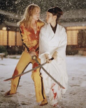 Molly Chiang Instagram - Molly Halloween 2025 Kill Bill❤️‍🔥🖤🎃

For the photos, I actually handpicked all the original movie stills first, then we recreated every single one from scratch.🙂‍↕️😆😂

Which shot is your favorite? 🎬💛
-
莫莉萬聖節2025 《追殺比爾》平面照來了！！！🙌🏾🎃

今年最愛的一張
就是第三張🤣🤣🤣
烏瑪舒曼跟劉玉玲在片場的這張腦袋開花擁抱花絮照😂
必須跟阿翰拍一張吧！！！

平面照片也是我先找好所有原版電影的劇照
然後我們全部照著劇照翻拍

你們最愛哪一張？