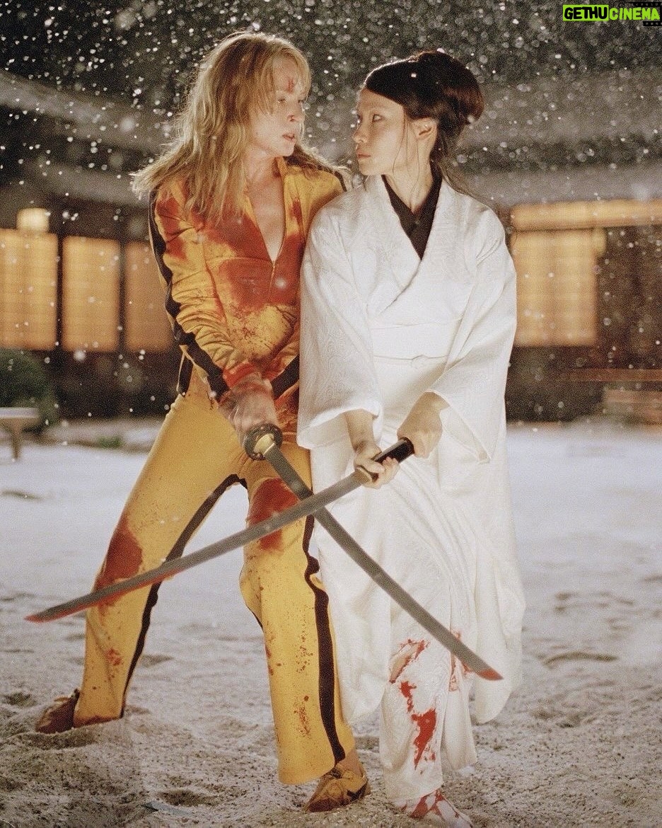 Molly Chiang - 67.9K Likes - Molly Halloween 2025 Kill Bill❤️‍🔥🖤🎃

For the photos, I actually handpicked all the original movie stills first, then we recreated every single one from scratch.🙂‍↕️😆😂

Which shot is your favorite? 🎬💛
-
莫莉萬聖節2025 《追殺比爾》平面照來了！！！🙌🏾🎃

今年最愛的一張
就是第三張🤣🤣🤣
烏瑪舒曼跟劉玉玲在片場的這張腦袋開花擁抱花絮照😂
必須跟阿翰拍一張吧！！！

平面照片也是我先找好所有原版電影的劇照
然後我們全部照著劇照翻拍

你們最愛哪一張？
