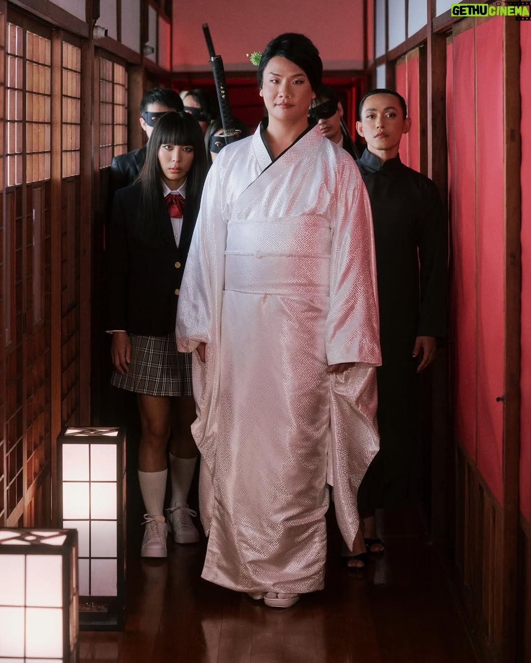 Molly Chiang - 67.9K Likes - Molly Halloween 2025 Kill Bill❤️‍🔥🖤🎃

For the photos, I actually handpicked all the original movie stills first, then we recreated every single one from scratch.🙂‍↕️😆😂

Which shot is your favorite? 🎬💛
-
莫莉萬聖節2025 《追殺比爾》平面照來了！！！🙌🏾🎃

今年最愛的一張
就是第三張🤣🤣🤣
烏瑪舒曼跟劉玉玲在片場的這張腦袋開花擁抱花絮照😂
必須跟阿翰拍一張吧！！！

平面照片也是我先找好所有原版電影的劇照
然後我們全部照著劇照翻拍

你們最愛哪一張？