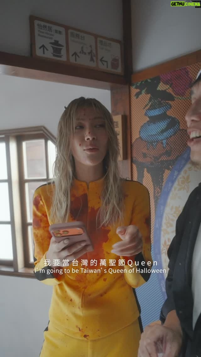 Molly Chiang - 33.1K Likes - Molly Halloween 2025 #KillBill 🎃❤️‍🔥 
Behind the Scenes is here!

The first question people asked was, “Was this made with AI?” I can proudly say it wasn’t. Except for the very first green screen flight scene, everything else was zero AI and completely real.

A huge thank you to Beitou Museum for letting us film in their beautiful space, which helped us almost perfectly recreate the movie’s atmosphere. From the floor to the walls, from props to lighting, everything was built by our amazing art team from scratch.

The crew was a dream team: lighting, art, cinematography, costume, and special effects, all top professionals. On set, it really felt like we were shooting a real movie. Every frame was done with full precision, and for the fight scenes we even brought in an action coach to guide us move by move. No stunt doubles, we did it all ourselves.

People often ask why I like working with creators from different fields. Every new collaboration feels like opening a new door. I never know what’s behind it, but when everyone puts their heart into it, the result always moves me.

For me, Halloween isn’t about dressing up.
It’s a reminder that creating isn’t just about being seen, it’s about being seen together. Whether in front of the camera or behind it, I hope everyone who joined this project can see their own light shining through it.
-
莫莉萬聖節2025 #追殺比爾 拍攝幕後花絮影片來了🎃❤️‍🔥

首先我要說
很多人看到影片的時候第一個反應都是：「這些場景該不會是AI做的吧？」
我必須很驕傲地說…完全不是！！！！
這次除了開頭第一幕我買機票是綠幕
其他全部都 零AI、全實景！！！

「追殺比爾」這個萬聖節企劃我其實兩年前就想做了
但由於要完成這個作品真的耗資龐大並且難度真的很高
一直到今年我終於才有機會完成它
這次能夠完成這樣的拍攝真的要特別感謝北投文物館願意借我們這麼珍貴的場地
讓我們能夠幾乎超完整還原電影裡的氛圍
整個製作過程最困難的部分其實就是這些場景
從地板到牆面、從道具到光影
全都由我請來的專業美術團隊一點一滴打造出來

這次我找來的製作團隊真的可以說是夢幻陣容
燈光、美術、攝影、服裝、特效
全部都是超專業的人一起完成的
在拍攝當天我真的有一種我們已經不是在「模仿電影」
我們真的好像是在「拍一部電影」😂
每一個鏡頭、每一個畫面都用最嚴謹的規格在執行🤣
一定要一樣

為了連打鬥畫面動作要一樣
我們甚至請來了動作指導老師現場直接按照電影動作教我們動作
我們完全沒有替身
我們都是親自上場完成每一個動作

翻模頭模也是由我們的特效化妝師 @am8sfx 一手完成
親自用翻模技術做出來的
完全沒有任何電腦生成

為什麼要跨界找不同領域的人一起變裝？
其實原因很簡單
當我跟不一樣的人合作
每一次都像在探索未知
每打一通電話或是訊息把邀約跟提案寄出去時
就很像打開另一扇門
我不知道裡面會有什麼
但我知道一起用心做出來的東西一定會被感動
當我們願意彼此打開，就能創造出超越任何劇本的真實。

我想這就是為什麼
我可以的話我會想要嘗試更多的跨界
因為對我來說萬聖節不是扮裝
而是一次又一次提醒自己
創作的意義不只是讓別人看見你
而是一起被看見
無論是幕前的創作者
還是幕後所有默默付出的工作者
我都希望每個人都能在這個作品裡留下屬於自己的光

明晚21：00
萬聖節平面照片要來了🎃
