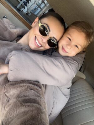 Monika Bagárová Instagram - Jsem vděčná za život, který žiju.
Za všechny ty malé i velké okamžiky, které mohu prožívat naplno.A už pět let s tebou, Ruru ♥️
Děkuju ti. Miluju život po tvém boku.
Máma ♥️