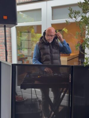 Monique Westenberg Instagram - Part I. 
Gisteren was Dré jarig en dat vierden we in de tuin.
Waarom doe je dat eind oktober, zou je denken!? Omdat we de afgelopen jaren altijd prachtig weer op deze dag hadden. Toen huurden wij een zaaltje, maar stond alle visite, puntje bij paaltje,  buiten. Dit jaar was dat anders 😅.

Gelukkig werden we gered door @tentworx.nl, waardoor het niet alleen heel gezellig stond, maar we ook droog stonden. Dit heb ik gezellig laten aankleden met ballonnen door @deballonnenkoning. In plaats van een luchtkussen kwam de @gamebus.nl, en dat was een groot succes voor zowel de jongens als de meisjes.

Voor de kleintjes had ik een gezellige knutseltafel droog gezet. Ik kom uit een ondernemende horecafamilie die veel zelf in huis heeft. Mijn vader kwam met zijn bar, m’n broer met een suikerspinmachine en statafels, en onze Italiaanse vriend kwam lekker pizza’s maken.

Lieve Katie van @the.steakclub kwam ter plekke heerlijke sushi en taco’s klaarmaken. En wat ik vooral heel fijn vond, is dat de twee meiden van @deregeltantesnl veel voor mij uit handen namen, zodat ik ook nog wat kon kletsen met de visite in plaats van alleen maar bezig te zijn met van alles en nog wat…je kent het wel.

Aan het eind van de dag liep ik alsnog met m’n tong op de grond, maar het scheelde een hele hoop dat deze vier extra handen er waren met zoveel visite.

Als verrassing kwam ‘papa’ ook nog even langs voor zijn show. Dat was echt een geluksmomentje voor Dré. Het was een supergezellige dag!! 🥳