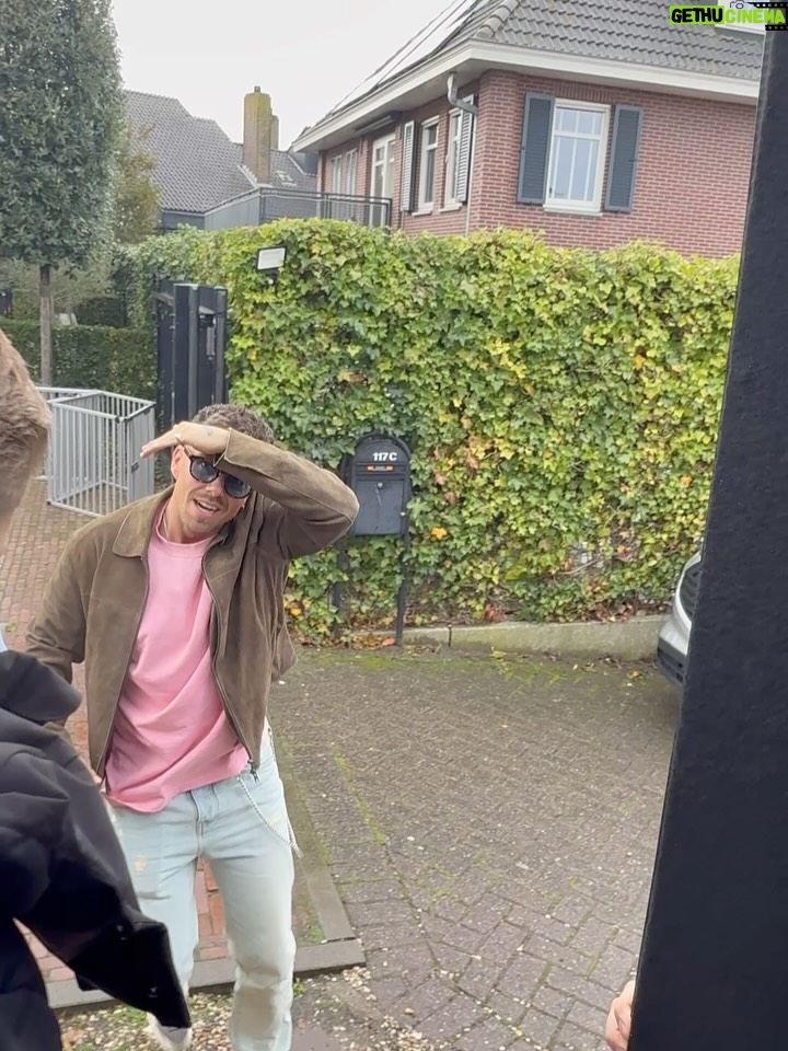 Monique Westenberg - 23.8K Likes - Part I. 
Gisteren was Dré jarig en dat vierden we in de tuin.
Waarom doe je dat eind oktober, zou je denken!? Omdat we de afgelopen jaren altijd prachtig weer op deze dag hadden. Toen huurden wij een zaaltje, maar stond alle visite, puntje bij paaltje,  buiten. Dit jaar was dat anders 😅.

Gelukkig werden we gered door @tentworx.nl, waardoor het niet alleen heel gezellig stond, maar we ook droog stonden. Dit heb ik gezellig laten aankleden met ballonnen door @deballonnenkoning. In plaats van een luchtkussen kwam de @gamebus.nl, en dat was een groot succes voor zowel de jongens als de meisjes.

Voor de kleintjes had ik een gezellige knutseltafel droog gezet. Ik kom uit een ondernemende horecafamilie die veel zelf in huis heeft. Mijn vader kwam met zijn bar, m’n broer met een suikerspinmachine en statafels, en onze Italiaanse vriend kwam lekker pizza’s maken.

Lieve Katie van @the.steakclub kwam ter plekke heerlijke sushi en taco’s klaarmaken. En wat ik vooral heel fijn vond, is dat de twee meiden van @deregeltantesnl veel voor mij uit handen namen, zodat ik ook nog wat kon kletsen met de visite in plaats van alleen maar bezig te zijn met van alles en nog wat…je kent het wel.

Aan het eind van de dag liep ik alsnog met m’n tong op de grond, maar het scheelde een hele hoop dat deze vier extra handen er waren met zoveel visite.

Als verrassing kwam ‘papa’ ook nog even langs voor zijn show. Dat was echt een geluksmomentje voor Dré. Het was een supergezellige dag!! 🥳