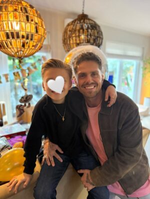 Monique Westenberg Instagram - Part I. 
Gisteren was Dré jarig en dat vierden we in de tuin.
Waarom doe je dat eind oktober, zou je denken!? Omdat we de afgelopen jaren altijd prachtig weer op deze dag hadden. Toen huurden wij een zaaltje, maar stond alle visite, puntje bij paaltje,  buiten. Dit jaar was dat anders 😅.

Gelukkig werden we gered door @tentworx.nl, waardoor het niet alleen heel gezellig stond, maar we ook droog stonden. Dit heb ik gezellig laten aankleden met ballonnen door @deballonnenkoning. In plaats van een luchtkussen kwam de @gamebus.nl, en dat was een groot succes voor zowel de jongens als de meisjes.

Voor de kleintjes had ik een gezellige knutseltafel droog gezet. Ik kom uit een ondernemende horecafamilie die veel zelf in huis heeft. Mijn vader kwam met zijn bar, m’n broer met een suikerspinmachine en statafels, en onze Italiaanse vriend kwam lekker pizza’s maken.

Lieve Katie van @the.steakclub kwam ter plekke heerlijke sushi en taco’s klaarmaken. En wat ik vooral heel fijn vond, is dat de twee meiden van @deregeltantesnl veel voor mij uit handen namen, zodat ik ook nog wat kon kletsen met de visite in plaats van alleen maar bezig te zijn met van alles en nog wat…je kent het wel.

Aan het eind van de dag liep ik alsnog met m’n tong op de grond, maar het scheelde een hele hoop dat deze vier extra handen er waren met zoveel visite.

Als verrassing kwam ‘papa’ ook nog even langs voor zijn show. Dat was echt een geluksmomentje voor Dré. Het was een supergezellige dag!! 🥳