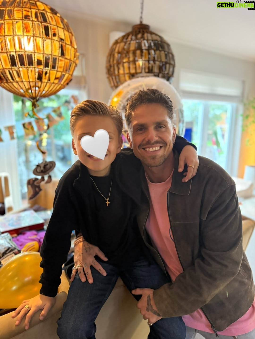 Monique Westenberg - 23.8K Likes - Part I. 
Gisteren was Dré jarig en dat vierden we in de tuin.
Waarom doe je dat eind oktober, zou je denken!? Omdat we de afgelopen jaren altijd prachtig weer op deze dag hadden. Toen huurden wij een zaaltje, maar stond alle visite, puntje bij paaltje,  buiten. Dit jaar was dat anders 😅.

Gelukkig werden we gered door @tentworx.nl, waardoor het niet alleen heel gezellig stond, maar we ook droog stonden. Dit heb ik gezellig laten aankleden met ballonnen door @deballonnenkoning. In plaats van een luchtkussen kwam de @gamebus.nl, en dat was een groot succes voor zowel de jongens als de meisjes.

Voor de kleintjes had ik een gezellige knutseltafel droog gezet. Ik kom uit een ondernemende horecafamilie die veel zelf in huis heeft. Mijn vader kwam met zijn bar, m’n broer met een suikerspinmachine en statafels, en onze Italiaanse vriend kwam lekker pizza’s maken.

Lieve Katie van @the.steakclub kwam ter plekke heerlijke sushi en taco’s klaarmaken. En wat ik vooral heel fijn vond, is dat de twee meiden van @deregeltantesnl veel voor mij uit handen namen, zodat ik ook nog wat kon kletsen met de visite in plaats van alleen maar bezig te zijn met van alles en nog wat…je kent het wel.

Aan het eind van de dag liep ik alsnog met m’n tong op de grond, maar het scheelde een hele hoop dat deze vier extra handen er waren met zoveel visite.

Als verrassing kwam ‘papa’ ook nog even langs voor zijn show. Dat was echt een geluksmomentje voor Dré. Het was een supergezellige dag!! 🥳