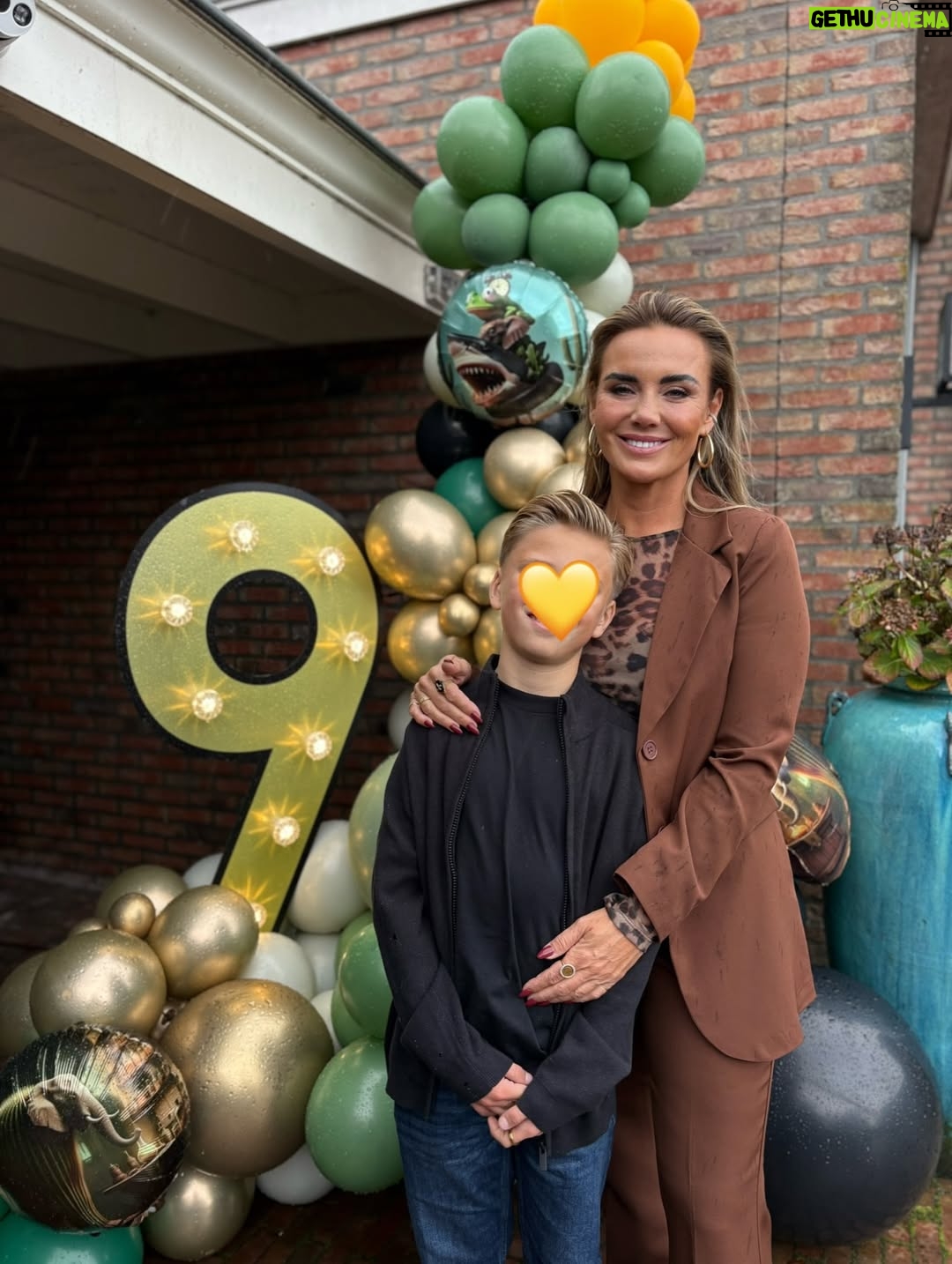 Monique Westenberg - 23.8K Likes - Part I. 
Gisteren was Dré jarig en dat vierden we in de tuin.
Waarom doe je dat eind oktober, zou je denken!? Omdat we de afgelopen jaren altijd prachtig weer op deze dag hadden. Toen huurden wij een zaaltje, maar stond alle visite, puntje bij paaltje,  buiten. Dit jaar was dat anders 😅.

Gelukkig werden we gered door @tentworx.nl, waardoor het niet alleen heel gezellig stond, maar we ook droog stonden. Dit heb ik gezellig laten aankleden met ballonnen door @deballonnenkoning. In plaats van een luchtkussen kwam de @gamebus.nl, en dat was een groot succes voor zowel de jongens als de meisjes.

Voor de kleintjes had ik een gezellige knutseltafel droog gezet. Ik kom uit een ondernemende horecafamilie die veel zelf in huis heeft. Mijn vader kwam met zijn bar, m’n broer met een suikerspinmachine en statafels, en onze Italiaanse vriend kwam lekker pizza’s maken.

Lieve Katie van @the.steakclub kwam ter plekke heerlijke sushi en taco’s klaarmaken. En wat ik vooral heel fijn vond, is dat de twee meiden van @deregeltantesnl veel voor mij uit handen namen, zodat ik ook nog wat kon kletsen met de visite in plaats van alleen maar bezig te zijn met van alles en nog wat…je kent het wel.

Aan het eind van de dag liep ik alsnog met m’n tong op de grond, maar het scheelde een hele hoop dat deze vier extra handen er waren met zoveel visite.

Als verrassing kwam ‘papa’ ook nog even langs voor zijn show. Dat was echt een geluksmomentje voor Dré. Het was een supergezellige dag!! 🥳
