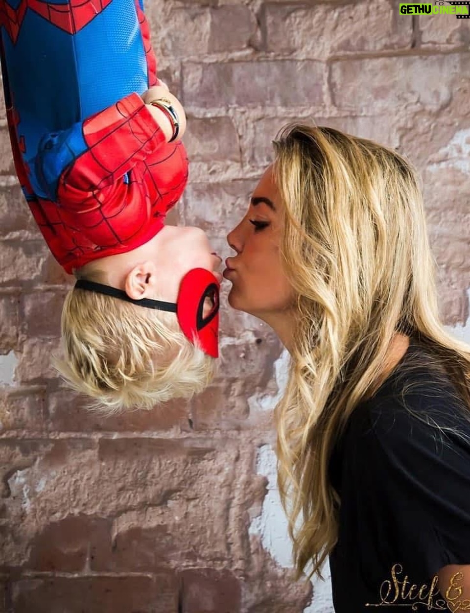 Monique Westenberg - 28.7K Likes - En ineens is hij nog maar een jaartje m’n kleine jongen. Volgend jaar wordt hij gewoon een tiener! Dit jaar geen verjaardags shoot, want daar voelde hij zich te groot voor geworden 😄.
Dus gewoon wat plaatjes van onze jongen,  ondanks dat jullie hem niet helemaal kunnen zien, om te zeggen hoe stapelgek ik op hem ben en hoe dankbaar dat ik zijn mama mag zijn. Hij leest al jullie felicitaties hier onder, dus maak er wat leuks van 😁🥳