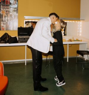 Monique Westenberg Instagram - Ik loop de hele dag in een soort roes na gisteravond. Zoekend naar de juiste woorden die kunnen uitdrukken wat deze theatershow met me deed. Er was zo ontzettend veel emotie en tegelijkertijd ook veel moeten lachen. 

De afgelopen weken kreeg ik meerdere DM’s van mensen die al naar de show geweest waren  over hoe mooi het was, en hoe bijzonder ze het vonden dat er zo respectvol over mij en Dré werd gesproken.

Ik wist niet wat ik kon verwachten, maar we verheugden ons er enorm op. Vooral omdat ik weet hoe lang André al een theatershow op zijn wensenlijstje had staan.

En toen begon het. De eerste drie nummers waren vrolijk, ik zong lekker mee. Totdat ‘Ik leef mijn eigen leven’ werd ingezet. Het begin van de afgelopen 11,5 jaar. De tranen begonnen te rollen, en zijn niet meer gestopt. Zonder twijfel is dit zijn beste show ooit!

Alle nummers, die prachtig en intens werden gezongen, maar vooral de woorden die gesproken werden, namen me mee. Mee naar herinneringen… sommige heel fijn, maar veel daarvan ook ontzettend pijnlijk.

“Zeg hem dat het goed gaat.”
Dat waren de woorden die ik ons jongetje van vier vertelde, wanneer hij vroeg hoe het met papa ging die toen “bij de dokter woonde”. 

De inhoud van dat lied heeft zó veel betekend. Want door die grote, levensveranderende stap werd alles anders.

De tranen rollen weer over mijn wangen nu ik dit typ. Tranen van dankbaarheid dat die moeilijke tijd achter ons ligt. Dat we, los van elkaar, allemaal gelukkig zijn.

Dat Dré zijn échte papa heeft.
En ik… een vriend.
Een vriend voor het leven ❤️ 

📸: @linadrakostamatis