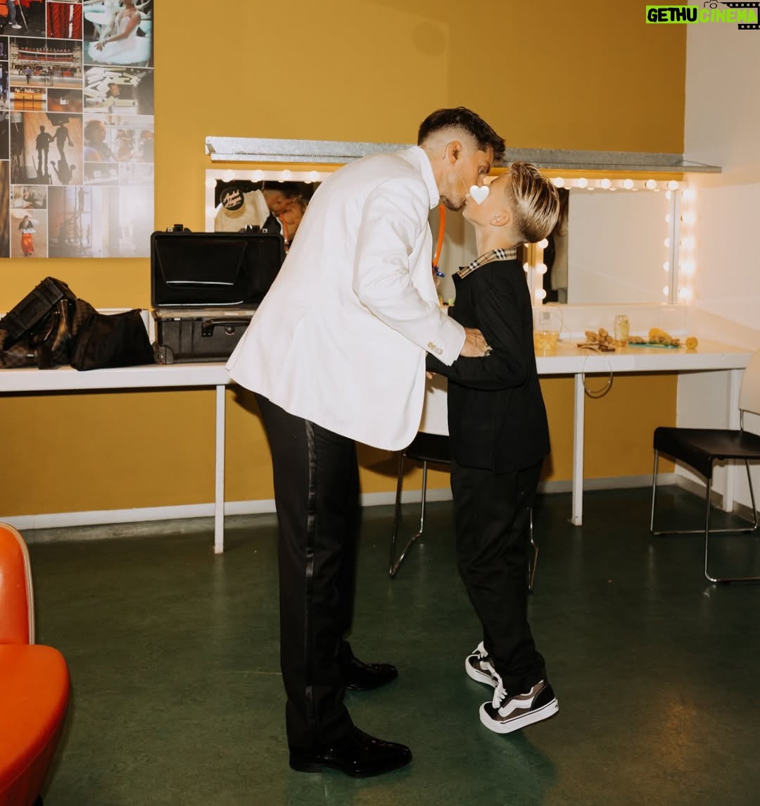 Monique Westenberg - 57.6K Likes - Ik loop de hele dag in een soort roes na gisteravond. Zoekend naar de juiste woorden die kunnen uitdrukken wat deze theatershow met me deed. Er was zo ontzettend veel emotie en tegelijkertijd ook veel moeten lachen. 

De afgelopen weken kreeg ik meerdere DM’s van mensen die al naar de show geweest waren  over hoe mooi het was, en hoe bijzonder ze het vonden dat er zo respectvol over mij en Dré werd gesproken.

Ik wist niet wat ik kon verwachten, maar we verheugden ons er enorm op. Vooral omdat ik weet hoe lang André al een theatershow op zijn wensenlijstje had staan.

En toen begon het. De eerste drie nummers waren vrolijk, ik zong lekker mee. Totdat ‘Ik leef mijn eigen leven’ werd ingezet. Het begin van de afgelopen 11,5 jaar. De tranen begonnen te rollen, en zijn niet meer gestopt. Zonder twijfel is dit zijn beste show ooit!

Alle nummers, die prachtig en intens werden gezongen, maar vooral de woorden die gesproken werden, namen me mee. Mee naar herinneringen… sommige heel fijn, maar veel daarvan ook ontzettend pijnlijk.

“Zeg hem dat het goed gaat.”
Dat waren de woorden die ik ons jongetje van vier vertelde, wanneer hij vroeg hoe het met papa ging die toen “bij de dokter woonde”. 

De inhoud van dat lied heeft zó veel betekend. Want door die grote, levensveranderende stap werd alles anders.

De tranen rollen weer over mijn wangen nu ik dit typ. Tranen van dankbaarheid dat die moeilijke tijd achter ons ligt. Dat we, los van elkaar, allemaal gelukkig zijn.

Dat Dré zijn échte papa heeft.
En ik… een vriend.
Een vriend voor het leven ❤️ 

📸: @linadrakostamatis