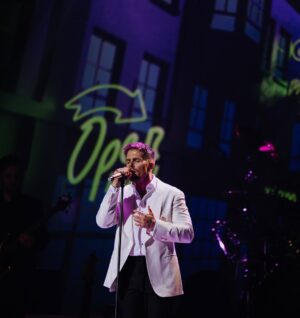 Monique Westenberg Instagram - Ik loop de hele dag in een soort roes na gisteravond. Zoekend naar de juiste woorden die kunnen uitdrukken wat deze theatershow met me deed. Er was zo ontzettend veel emotie en tegelijkertijd ook veel moeten lachen. 

De afgelopen weken kreeg ik meerdere DM’s van mensen die al naar de show geweest waren  over hoe mooi het was, en hoe bijzonder ze het vonden dat er zo respectvol over mij en Dré werd gesproken.

Ik wist niet wat ik kon verwachten, maar we verheugden ons er enorm op. Vooral omdat ik weet hoe lang André al een theatershow op zijn wensenlijstje had staan.

En toen begon het. De eerste drie nummers waren vrolijk, ik zong lekker mee. Totdat ‘Ik leef mijn eigen leven’ werd ingezet. Het begin van de afgelopen 11,5 jaar. De tranen begonnen te rollen, en zijn niet meer gestopt. Zonder twijfel is dit zijn beste show ooit!

Alle nummers, die prachtig en intens werden gezongen, maar vooral de woorden die gesproken werden, namen me mee. Mee naar herinneringen… sommige heel fijn, maar veel daarvan ook ontzettend pijnlijk.

“Zeg hem dat het goed gaat.”
Dat waren de woorden die ik ons jongetje van vier vertelde, wanneer hij vroeg hoe het met papa ging die toen “bij de dokter woonde”. 

De inhoud van dat lied heeft zó veel betekend. Want door die grote, levensveranderende stap werd alles anders.

De tranen rollen weer over mijn wangen nu ik dit typ. Tranen van dankbaarheid dat die moeilijke tijd achter ons ligt. Dat we, los van elkaar, allemaal gelukkig zijn.

Dat Dré zijn échte papa heeft.
En ik… een vriend.
Een vriend voor het leven ❤️ 

📸: @linadrakostamatis