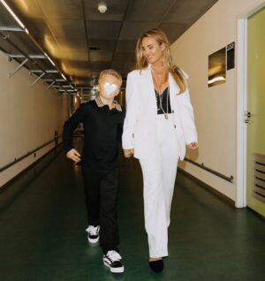 Monique Westenberg Instagram - Ik loop de hele dag in een soort roes na gisteravond. Zoekend naar de juiste woorden die kunnen uitdrukken wat deze theatershow met me deed. Er was zo ontzettend veel emotie en tegelijkertijd ook veel moeten lachen. 

De afgelopen weken kreeg ik meerdere DM’s van mensen die al naar de show geweest waren  over hoe mooi het was, en hoe bijzonder ze het vonden dat er zo respectvol over mij en Dré werd gesproken.

Ik wist niet wat ik kon verwachten, maar we verheugden ons er enorm op. Vooral omdat ik weet hoe lang André al een theatershow op zijn wensenlijstje had staan.

En toen begon het. De eerste drie nummers waren vrolijk, ik zong lekker mee. Totdat ‘Ik leef mijn eigen leven’ werd ingezet. Het begin van de afgelopen 11,5 jaar. De tranen begonnen te rollen, en zijn niet meer gestopt. Zonder twijfel is dit zijn beste show ooit!

Alle nummers, die prachtig en intens werden gezongen, maar vooral de woorden die gesproken werden, namen me mee. Mee naar herinneringen… sommige heel fijn, maar veel daarvan ook ontzettend pijnlijk.

“Zeg hem dat het goed gaat.”
Dat waren de woorden die ik ons jongetje van vier vertelde, wanneer hij vroeg hoe het met papa ging die toen “bij de dokter woonde”. 

De inhoud van dat lied heeft zó veel betekend. Want door die grote, levensveranderende stap werd alles anders.

De tranen rollen weer over mijn wangen nu ik dit typ. Tranen van dankbaarheid dat die moeilijke tijd achter ons ligt. Dat we, los van elkaar, allemaal gelukkig zijn.

Dat Dré zijn échte papa heeft.
En ik… een vriend.
Een vriend voor het leven ❤️ 

📸: @linadrakostamatis