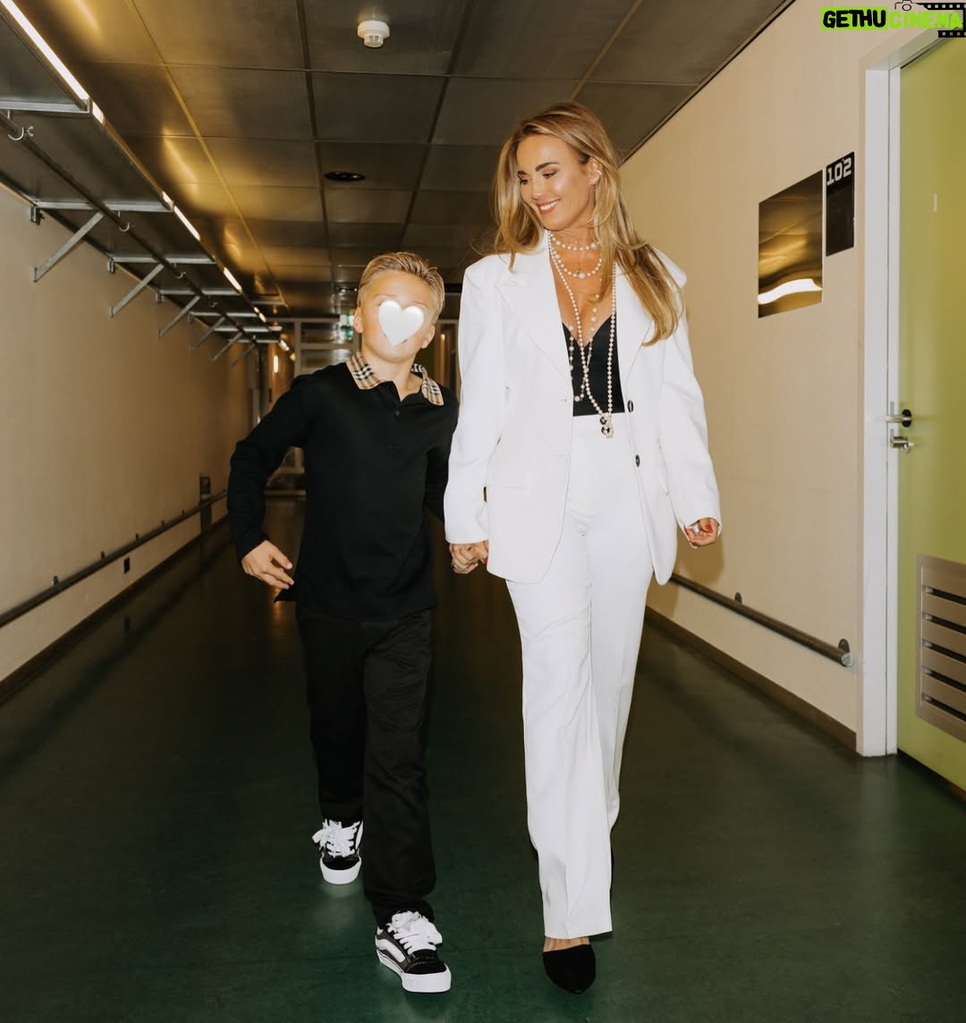 Monique Westenberg - 57.6K Likes - Ik loop de hele dag in een soort roes na gisteravond. Zoekend naar de juiste woorden die kunnen uitdrukken wat deze theatershow met me deed. Er was zo ontzettend veel emotie en tegelijkertijd ook veel moeten lachen. 

De afgelopen weken kreeg ik meerdere DM’s van mensen die al naar de show geweest waren  over hoe mooi het was, en hoe bijzonder ze het vonden dat er zo respectvol over mij en Dré werd gesproken.

Ik wist niet wat ik kon verwachten, maar we verheugden ons er enorm op. Vooral omdat ik weet hoe lang André al een theatershow op zijn wensenlijstje had staan.

En toen begon het. De eerste drie nummers waren vrolijk, ik zong lekker mee. Totdat ‘Ik leef mijn eigen leven’ werd ingezet. Het begin van de afgelopen 11,5 jaar. De tranen begonnen te rollen, en zijn niet meer gestopt. Zonder twijfel is dit zijn beste show ooit!

Alle nummers, die prachtig en intens werden gezongen, maar vooral de woorden die gesproken werden, namen me mee. Mee naar herinneringen… sommige heel fijn, maar veel daarvan ook ontzettend pijnlijk.

“Zeg hem dat het goed gaat.”
Dat waren de woorden die ik ons jongetje van vier vertelde, wanneer hij vroeg hoe het met papa ging die toen “bij de dokter woonde”. 

De inhoud van dat lied heeft zó veel betekend. Want door die grote, levensveranderende stap werd alles anders.

De tranen rollen weer over mijn wangen nu ik dit typ. Tranen van dankbaarheid dat die moeilijke tijd achter ons ligt. Dat we, los van elkaar, allemaal gelukkig zijn.

Dat Dré zijn échte papa heeft.
En ik… een vriend.
Een vriend voor het leven ❤️ 

📸: @linadrakostamatis