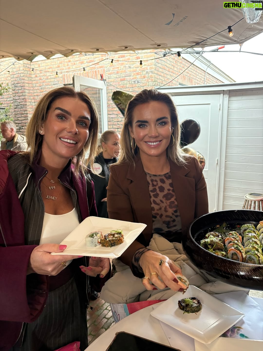 Monique Westenberg - 23.8K Likes - Part I. 
Gisteren was Dré jarig en dat vierden we in de tuin.
Waarom doe je dat eind oktober, zou je denken!? Omdat we de afgelopen jaren altijd prachtig weer op deze dag hadden. Toen huurden wij een zaaltje, maar stond alle visite, puntje bij paaltje,  buiten. Dit jaar was dat anders 😅.

Gelukkig werden we gered door @tentworx.nl, waardoor het niet alleen heel gezellig stond, maar we ook droog stonden. Dit heb ik gezellig laten aankleden met ballonnen door @deballonnenkoning. In plaats van een luchtkussen kwam de @gamebus.nl, en dat was een groot succes voor zowel de jongens als de meisjes.

Voor de kleintjes had ik een gezellige knutseltafel droog gezet. Ik kom uit een ondernemende horecafamilie die veel zelf in huis heeft. Mijn vader kwam met zijn bar, m’n broer met een suikerspinmachine en statafels, en onze Italiaanse vriend kwam lekker pizza’s maken.

Lieve Katie van @the.steakclub kwam ter plekke heerlijke sushi en taco’s klaarmaken. En wat ik vooral heel fijn vond, is dat de twee meiden van @deregeltantesnl veel voor mij uit handen namen, zodat ik ook nog wat kon kletsen met de visite in plaats van alleen maar bezig te zijn met van alles en nog wat…je kent het wel.

Aan het eind van de dag liep ik alsnog met m’n tong op de grond, maar het scheelde een hele hoop dat deze vier extra handen er waren met zoveel visite.

Als verrassing kwam ‘papa’ ook nog even langs voor zijn show. Dat was echt een geluksmomentje voor Dré. Het was een supergezellige dag!! 🥳