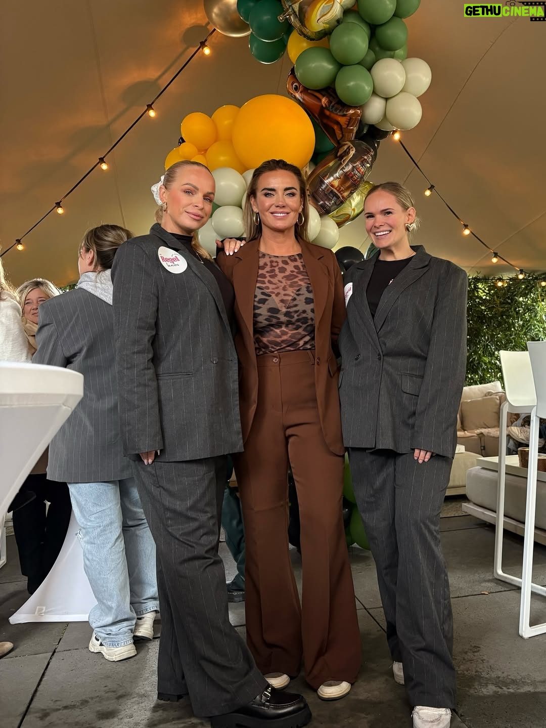 Monique Westenberg - 23.8K Likes - Part I. 
Gisteren was Dré jarig en dat vierden we in de tuin.
Waarom doe je dat eind oktober, zou je denken!? Omdat we de afgelopen jaren altijd prachtig weer op deze dag hadden. Toen huurden wij een zaaltje, maar stond alle visite, puntje bij paaltje,  buiten. Dit jaar was dat anders 😅.

Gelukkig werden we gered door @tentworx.nl, waardoor het niet alleen heel gezellig stond, maar we ook droog stonden. Dit heb ik gezellig laten aankleden met ballonnen door @deballonnenkoning. In plaats van een luchtkussen kwam de @gamebus.nl, en dat was een groot succes voor zowel de jongens als de meisjes.

Voor de kleintjes had ik een gezellige knutseltafel droog gezet. Ik kom uit een ondernemende horecafamilie die veel zelf in huis heeft. Mijn vader kwam met zijn bar, m’n broer met een suikerspinmachine en statafels, en onze Italiaanse vriend kwam lekker pizza’s maken.

Lieve Katie van @the.steakclub kwam ter plekke heerlijke sushi en taco’s klaarmaken. En wat ik vooral heel fijn vond, is dat de twee meiden van @deregeltantesnl veel voor mij uit handen namen, zodat ik ook nog wat kon kletsen met de visite in plaats van alleen maar bezig te zijn met van alles en nog wat…je kent het wel.

Aan het eind van de dag liep ik alsnog met m’n tong op de grond, maar het scheelde een hele hoop dat deze vier extra handen er waren met zoveel visite.

Als verrassing kwam ‘papa’ ook nog even langs voor zijn show. Dat was echt een geluksmomentje voor Dré. Het was een supergezellige dag!! 🥳