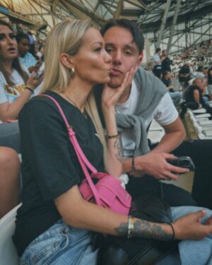 Montaine Mounet Instagram - Merci la zone 👽🤍 
•
•
•
•
•
•
#concert #jul #velodrome #picoftheday #pictureoftheday
