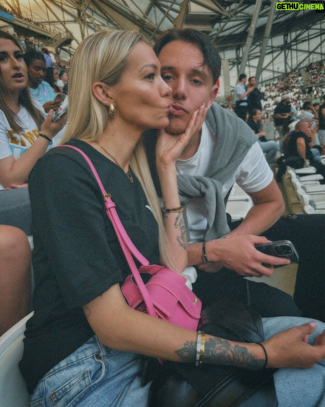Montaine Mounet - 3 Likes - Merci la zone 👽🤍 
•
•
•
•
•
•
#concert #jul #velodrome #picoftheday #pictureoftheday