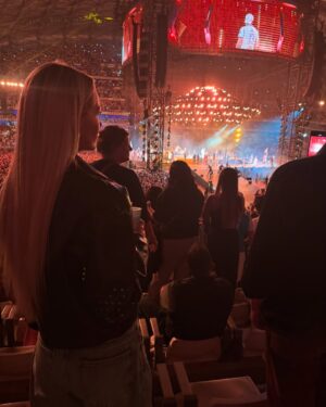 Montaine Mounet Instagram - Merci la zone 👽🤍 
•
•
•
•
•
•
#concert #jul #velodrome #picoftheday #pictureoftheday
