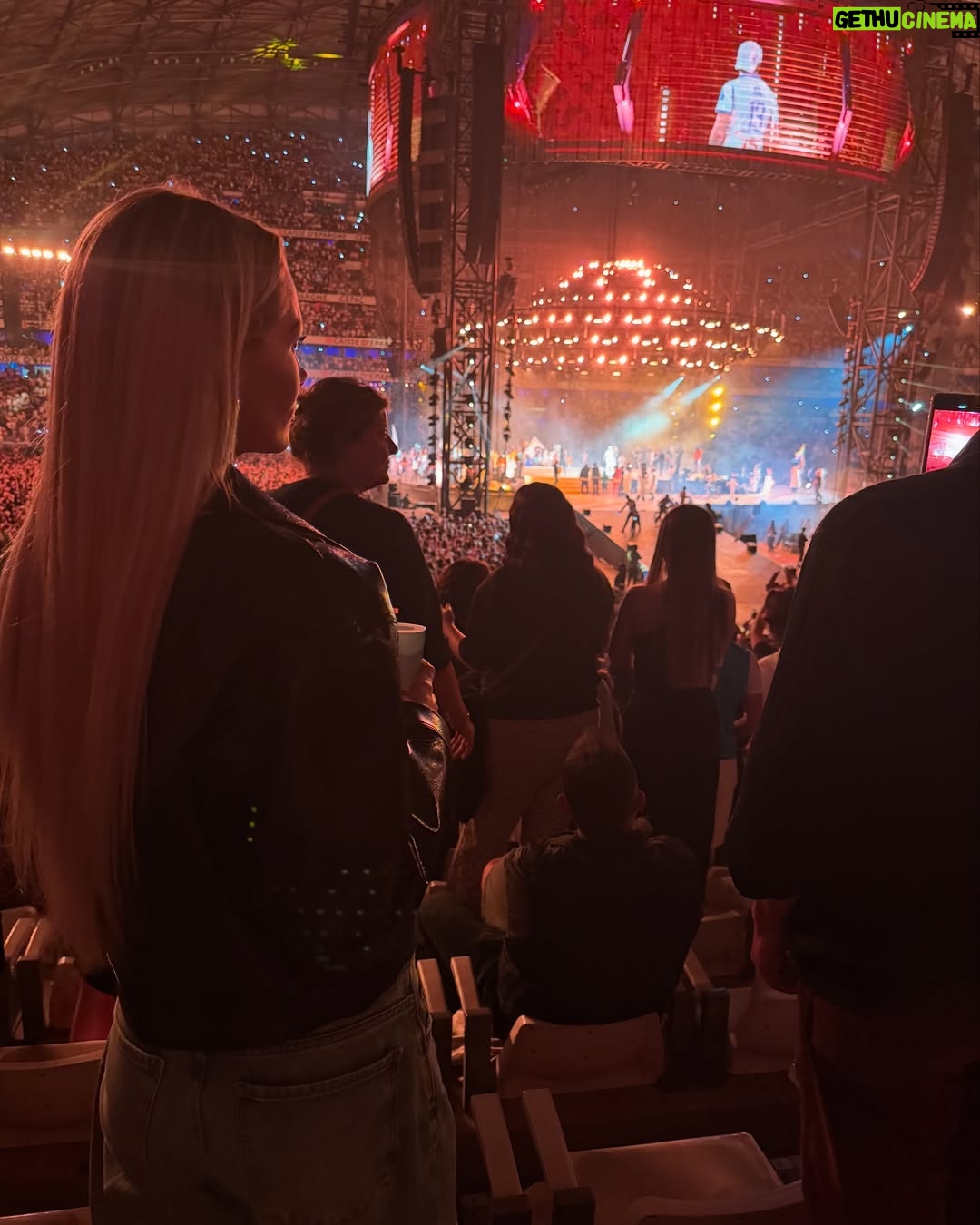 Montaine Mounet - 3 Likes - Merci la zone 👽🤍 
•
•
•
•
•
•
#concert #jul #velodrome #picoftheday #pictureoftheday