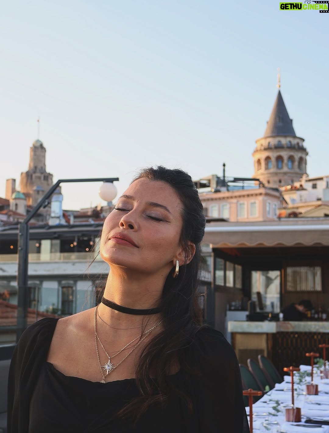 Müjde Uzman - 42.8K Likes - “Haydi Sezen’e Gidiyoruz! - Senfonik” projemiz için harika bir yemek organizasyonunda bir araya geldik. Detaylar yavaş yavaş ortaya çıkıyor.. o zamana kadar bu eğlenceli karelerle beklemeye devam edelim🤗
📸: @papatyacanyalcin 
Ayrıntılı bilgiler @nkprojeler sayfasında🙏🏼