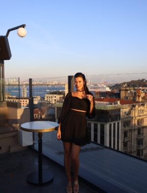 Müjde Uzman Instagram - “Haydi Sezen’e Gidiyoruz! - Senfonik” projemiz için harika bir yemek organizasyonunda bir araya geldik. Detaylar yavaş yavaş ortaya çıkıyor.. o zamana kadar bu eğlenceli karelerle beklemeye devam edelim🤗
📸: @papatyacanyalcin 
Ayrıntılı bilgiler @nkprojeler sayfasında🙏🏼