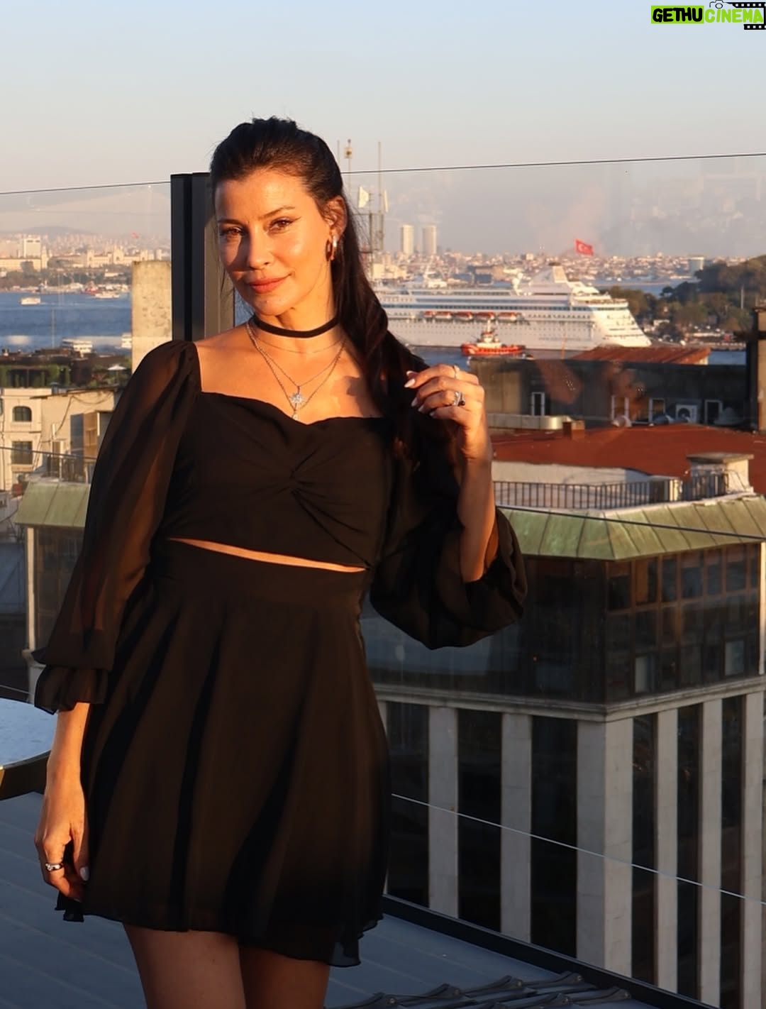 Müjde Uzman - 42.8K Likes - “Haydi Sezen’e Gidiyoruz! - Senfonik” projemiz için harika bir yemek organizasyonunda bir araya geldik. Detaylar yavaş yavaş ortaya çıkıyor.. o zamana kadar bu eğlenceli karelerle beklemeye devam edelim🤗
📸: @papatyacanyalcin 
Ayrıntılı bilgiler @nkprojeler sayfasında🙏🏼
