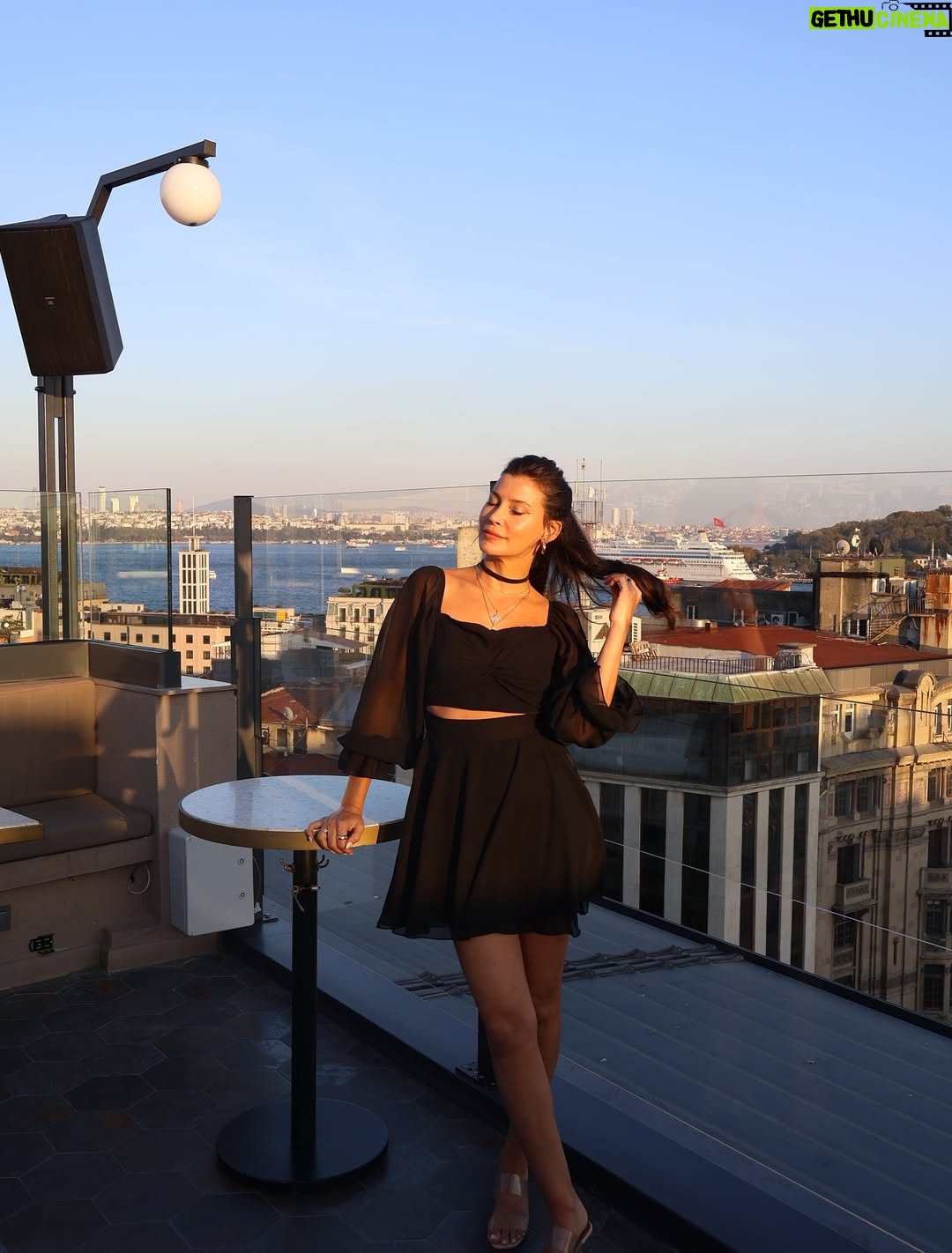Müjde Uzman - 42.8K Likes - “Haydi Sezen’e Gidiyoruz! - Senfonik” projemiz için harika bir yemek organizasyonunda bir araya geldik. Detaylar yavaş yavaş ortaya çıkıyor.. o zamana kadar bu eğlenceli karelerle beklemeye devam edelim🤗
📸: @papatyacanyalcin 
Ayrıntılı bilgiler @nkprojeler sayfasında🙏🏼
