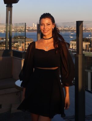 Müjde Uzman Instagram - “Haydi Sezen’e Gidiyoruz! - Senfonik” projemiz için harika bir yemek organizasyonunda bir araya geldik. Detaylar yavaş yavaş ortaya çıkıyor.. o zamana kadar bu eğlenceli karelerle beklemeye devam edelim🤗
📸: @papatyacanyalcin 
Ayrıntılı bilgiler @nkprojeler sayfasında🙏🏼