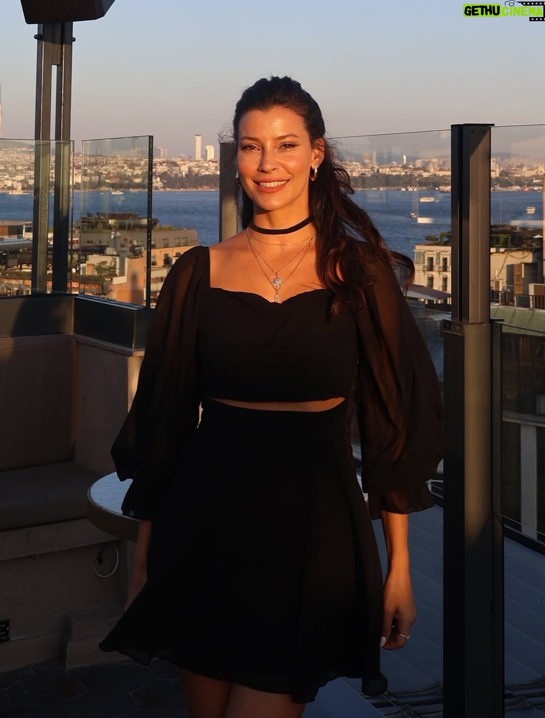 Müjde Uzman - 42.8K Likes - “Haydi Sezen’e Gidiyoruz! - Senfonik” projemiz için harika bir yemek organizasyonunda bir araya geldik. Detaylar yavaş yavaş ortaya çıkıyor.. o zamana kadar bu eğlenceli karelerle beklemeye devam edelim🤗
📸: @papatyacanyalcin 
Ayrıntılı bilgiler @nkprojeler sayfasında🙏🏼
