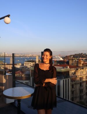 Müjde Uzman Instagram - “Haydi Sezen’e Gidiyoruz! - Senfonik” projemiz için harika bir yemek organizasyonunda bir araya geldik. Detaylar yavaş yavaş ortaya çıkıyor.. o zamana kadar bu eğlenceli karelerle beklemeye devam edelim🤗
📸: @papatyacanyalcin 
Ayrıntılı bilgiler @nkprojeler sayfasında🙏🏼