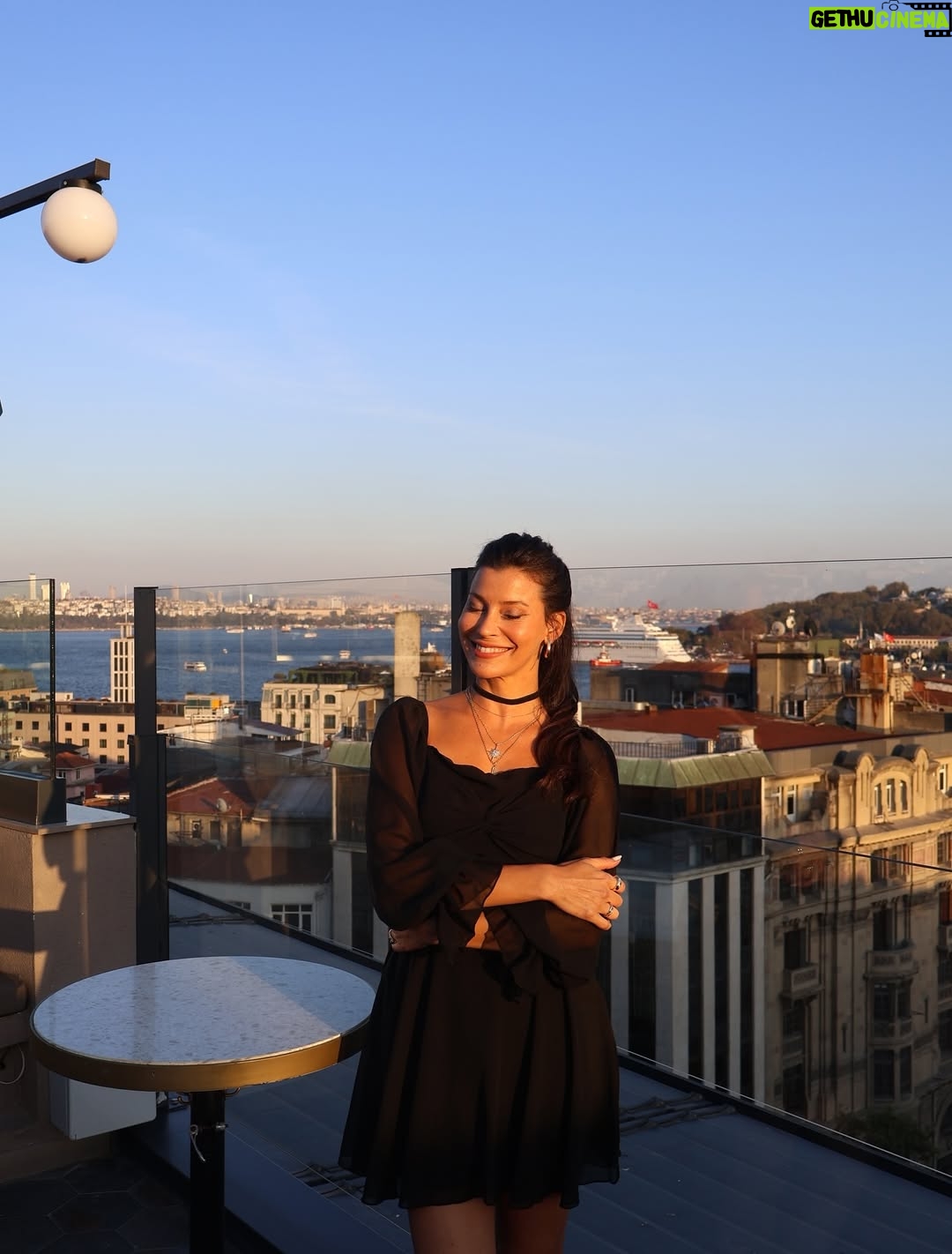Müjde Uzman - 42.8K Likes - “Haydi Sezen’e Gidiyoruz! - Senfonik” projemiz için harika bir yemek organizasyonunda bir araya geldik. Detaylar yavaş yavaş ortaya çıkıyor.. o zamana kadar bu eğlenceli karelerle beklemeye devam edelim🤗
📸: @papatyacanyalcin 
Ayrıntılı bilgiler @nkprojeler sayfasında🙏🏼