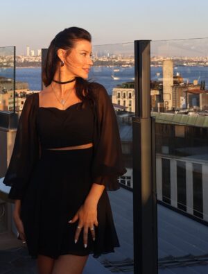 Müjde Uzman Instagram - “Haydi Sezen’e Gidiyoruz! - Senfonik” projemiz için harika bir yemek organizasyonunda bir araya geldik. Detaylar yavaş yavaş ortaya çıkıyor.. o zamana kadar bu eğlenceli karelerle beklemeye devam edelim🤗
📸: @papatyacanyalcin 
Ayrıntılı bilgiler @nkprojeler sayfasında🙏🏼