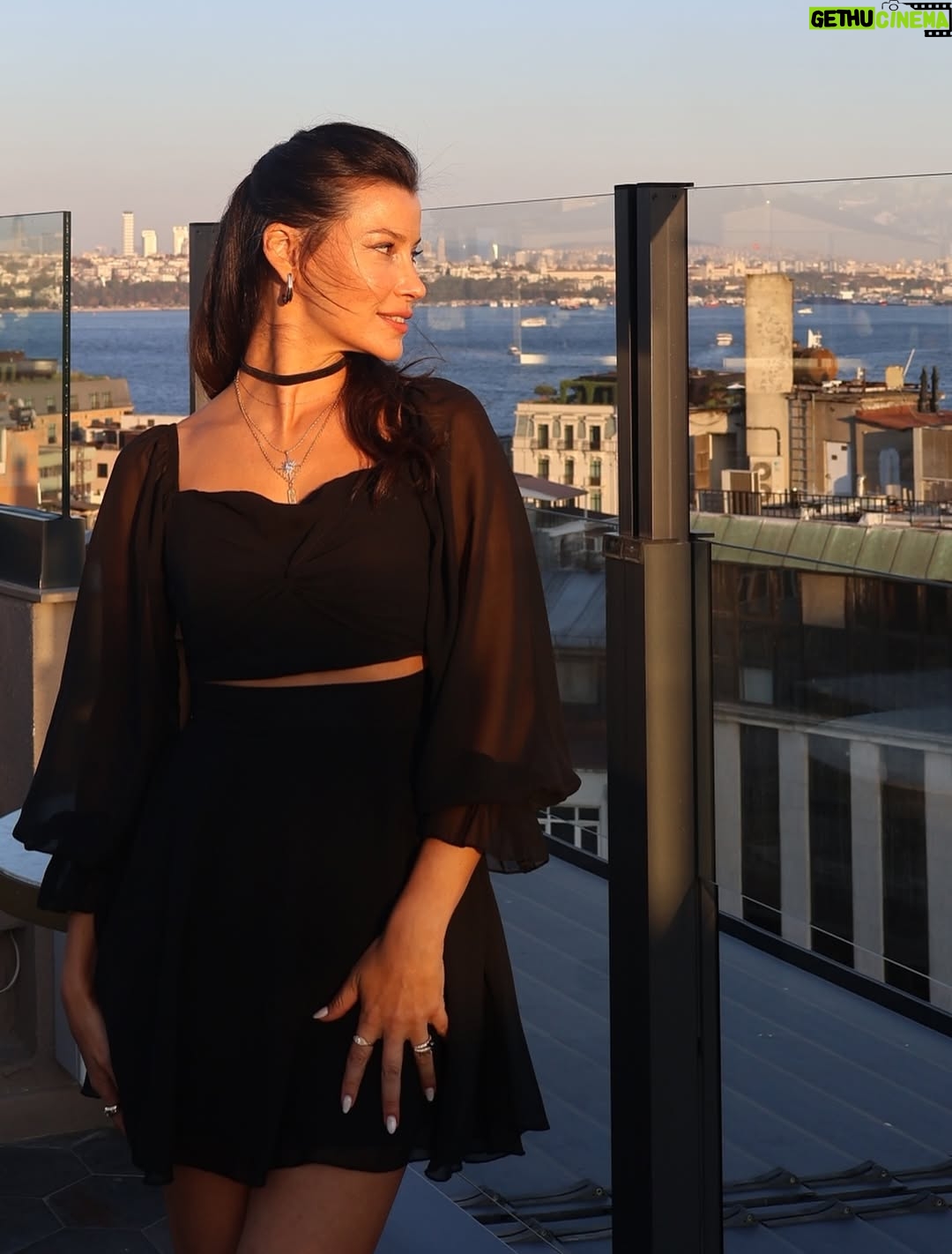 Müjde Uzman - 42.8K Likes - “Haydi Sezen’e Gidiyoruz! - Senfonik” projemiz için harika bir yemek organizasyonunda bir araya geldik. Detaylar yavaş yavaş ortaya çıkıyor.. o zamana kadar bu eğlenceli karelerle beklemeye devam edelim🤗
📸: @papatyacanyalcin 
Ayrıntılı bilgiler @nkprojeler sayfasında🙏🏼