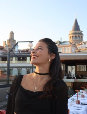 Müjde Uzman Instagram - “Haydi Sezen’e Gidiyoruz! - Senfonik” projemiz için harika bir yemek organizasyonunda bir araya geldik. Detaylar yavaş yavaş ortaya çıkıyor.. o zamana kadar bu eğlenceli karelerle beklemeye devam edelim🤗
📸: @papatyacanyalcin 
Ayrıntılı bilgiler @nkprojeler sayfasında🙏🏼