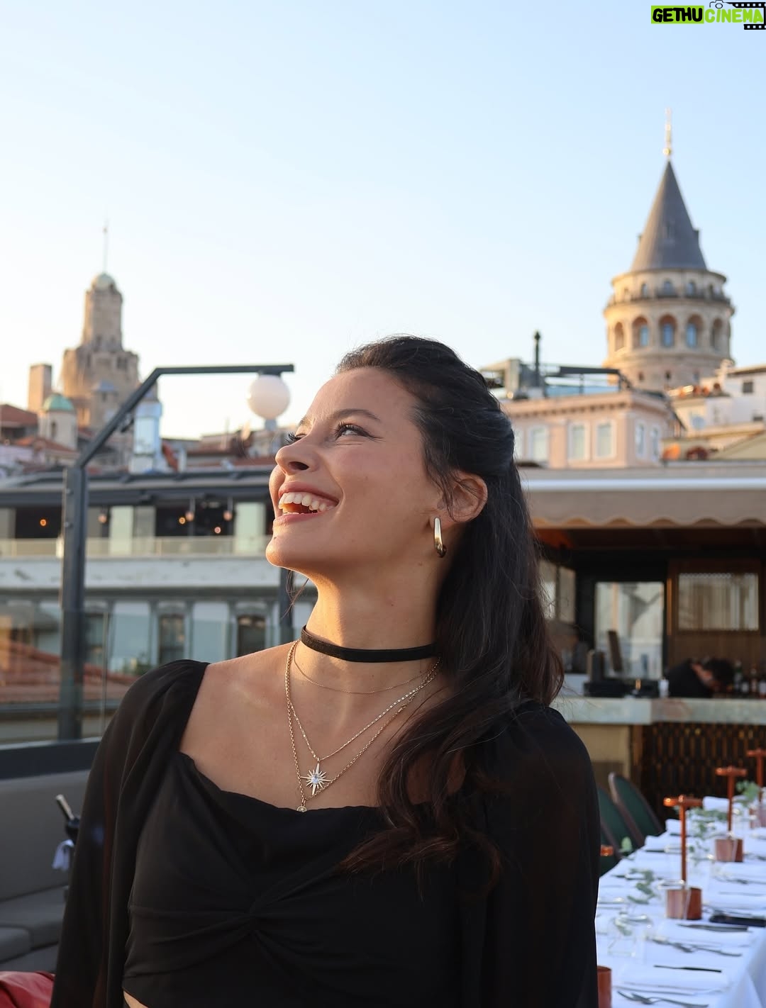 Müjde Uzman - 42.8K Likes - “Haydi Sezen’e Gidiyoruz! - Senfonik” projemiz için harika bir yemek organizasyonunda bir araya geldik. Detaylar yavaş yavaş ortaya çıkıyor.. o zamana kadar bu eğlenceli karelerle beklemeye devam edelim🤗
📸: @papatyacanyalcin 
Ayrıntılı bilgiler @nkprojeler sayfasında🙏🏼