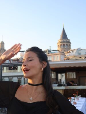 Müjde Uzman Instagram - “Haydi Sezen’e Gidiyoruz! - Senfonik” projemiz için harika bir yemek organizasyonunda bir araya geldik. Detaylar yavaş yavaş ortaya çıkıyor.. o zamana kadar bu eğlenceli karelerle beklemeye devam edelim🤗
📸: @papatyacanyalcin 
Ayrıntılı bilgiler @nkprojeler sayfasında🙏🏼