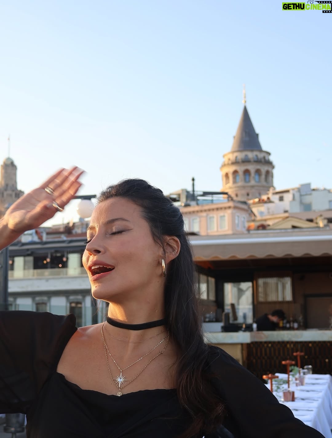 Müjde Uzman - 42.8K Likes - “Haydi Sezen’e Gidiyoruz! - Senfonik” projemiz için harika bir yemek organizasyonunda bir araya geldik. Detaylar yavaş yavaş ortaya çıkıyor.. o zamana kadar bu eğlenceli karelerle beklemeye devam edelim🤗
📸: @papatyacanyalcin 
Ayrıntılı bilgiler @nkprojeler sayfasında🙏🏼