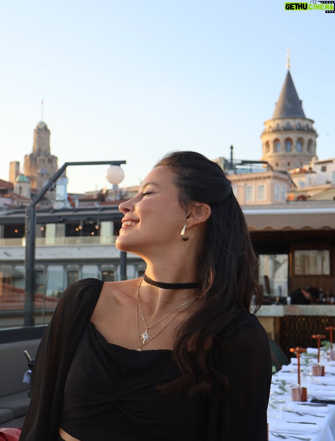 Müjde Uzman - 42.8K Likes - “Haydi Sezen’e Gidiyoruz! - Senfonik” projemiz için harika bir yemek organizasyonunda bir araya geldik. Detaylar yavaş yavaş ortaya çıkıyor.. o zamana kadar bu eğlenceli karelerle beklemeye devam edelim🤗
📸: @papatyacanyalcin 
Ayrıntılı bilgiler @nkprojeler sayfasında🙏🏼