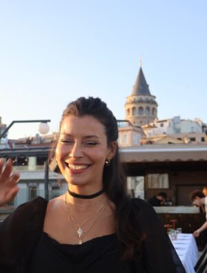 Müjde Uzman Instagram - “Haydi Sezen’e Gidiyoruz! - Senfonik” projemiz için harika bir yemek organizasyonunda bir araya geldik. Detaylar yavaş yavaş ortaya çıkıyor.. o zamana kadar bu eğlenceli karelerle beklemeye devam edelim🤗
📸: @papatyacanyalcin 
Ayrıntılı bilgiler @nkprojeler sayfasında🙏🏼