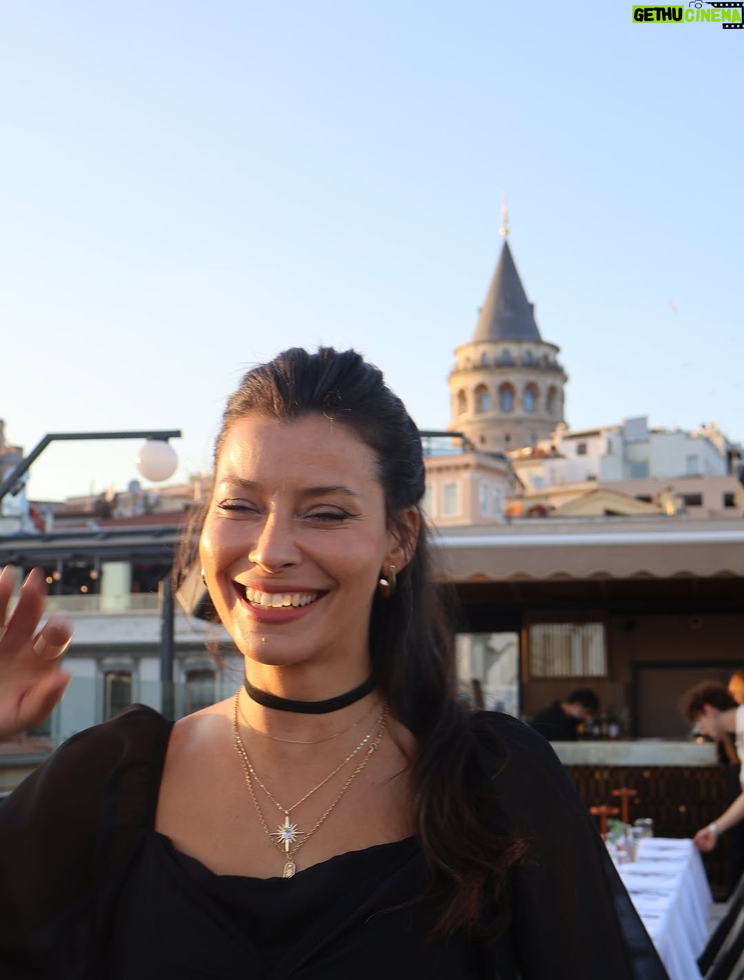 Müjde Uzman - 42.8K Likes - “Haydi Sezen’e Gidiyoruz! - Senfonik” projemiz için harika bir yemek organizasyonunda bir araya geldik. Detaylar yavaş yavaş ortaya çıkıyor.. o zamana kadar bu eğlenceli karelerle beklemeye devam edelim🤗
📸: @papatyacanyalcin 
Ayrıntılı bilgiler @nkprojeler sayfasında🙏🏼