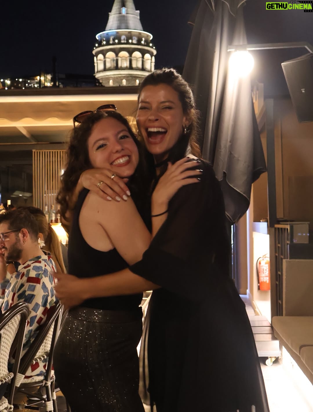 Müjde Uzman - 42.8K Likes - “Haydi Sezen’e Gidiyoruz! - Senfonik” projemiz için harika bir yemek organizasyonunda bir araya geldik. Detaylar yavaş yavaş ortaya çıkıyor.. o zamana kadar bu eğlenceli karelerle beklemeye devam edelim🤗
📸: @papatyacanyalcin 
Ayrıntılı bilgiler @nkprojeler sayfasında🙏🏼