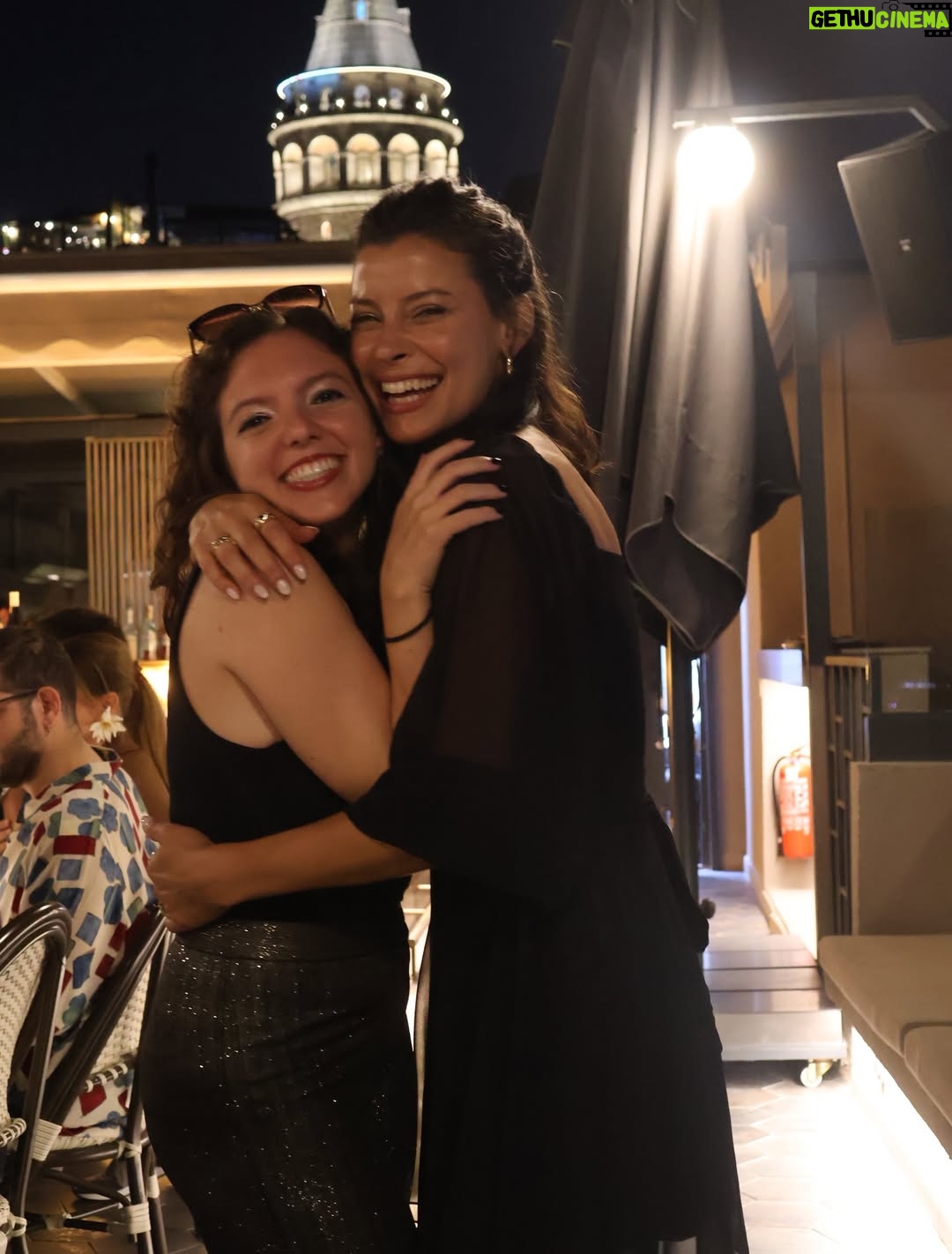 Müjde Uzman - 42.8K Likes - “Haydi Sezen’e Gidiyoruz! - Senfonik” projemiz için harika bir yemek organizasyonunda bir araya geldik. Detaylar yavaş yavaş ortaya çıkıyor.. o zamana kadar bu eğlenceli karelerle beklemeye devam edelim🤗
📸: @papatyacanyalcin 
Ayrıntılı bilgiler @nkprojeler sayfasında🙏🏼