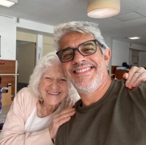 Nancy Dupláa Instagram - Ahora si….bailá Mamita….

Una vida dedicada al otro..al servicio de los que la están pasando mal..un cuerpo puesto a prueba y cansado de tanto DAR

Las veces que te habrán dicho GRACIAS Mamita…faaaa! Que afortunada fuiste y que afortunados aquellos que cayeron a los cuidados de tus manos piadosas….

Ahora…a bailar….que bien que lo hiciste siempre …un ritmo delicado y sobre todo disfrutado..

Te debo lo que soy Mamita
Gracias x la fuerza

Te honro para siempre Elsita💔
