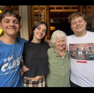 Nancy Dupláa Instagram - Ahora si….bailá Mamita….

Una vida dedicada al otro..al servicio de los que la están pasando mal..un cuerpo puesto a prueba y cansado de tanto DAR

Las veces que te habrán dicho GRACIAS Mamita…faaaa! Que afortunada fuiste y que afortunados aquellos que cayeron a los cuidados de tus manos piadosas….

Ahora…a bailar….que bien que lo hiciste siempre …un ritmo delicado y sobre todo disfrutado..

Te debo lo que soy Mamita
Gracias x la fuerza

Te honro para siempre Elsita💔