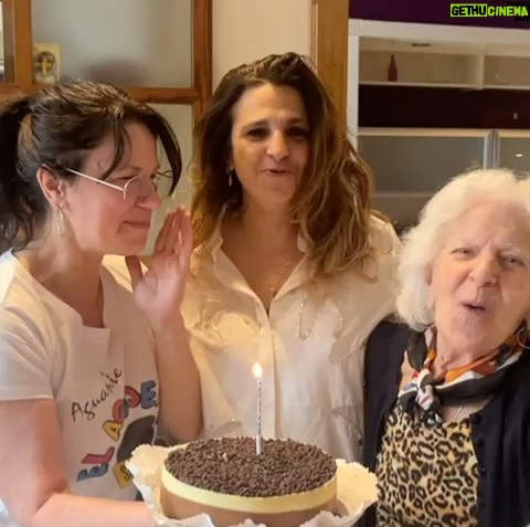 Nancy Dupláa - 52.9K Likes - Ahora si….bailá Mamita….

Una vida dedicada al otro..al servicio de los que la están pasando mal..un cuerpo puesto a prueba y cansado de tanto DAR

Las veces que te habrán dicho GRACIAS Mamita…faaaa! Que afortunada fuiste y que afortunados aquellos que cayeron a los cuidados de tus manos piadosas….

Ahora…a bailar….que bien que lo hiciste siempre …un ritmo delicado y sobre todo disfrutado..

Te debo lo que soy Mamita
Gracias x la fuerza

Te honro para siempre Elsita💔