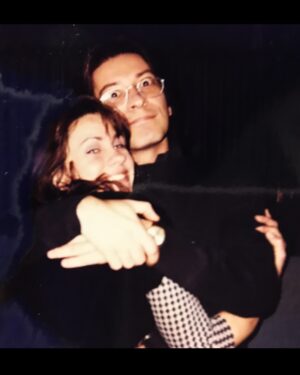 Nancy Dupláa Instagram - Te fuiste Gus @marragus y con vos los colores…los boleros ..cada instante  jugado y transgresor q imprimías en cada uno de nuestros proyectos….

Te conocí en Verano del 98 y siempre supe q eras un “distinto” un loco creativo ..audaz y oscuro q mezclaba las profundidades de los barrios más bajos y les daba el toque de romanticismo extremo q tanto nos apasionaba…

Tu amor profundo por las mujeres se notan en cada una de tus ficciones..

Cada color..cada canción …cada situación tiene tu sello

Serás inolvidable 💔

Gracias x confiar en mi SIEMPRE