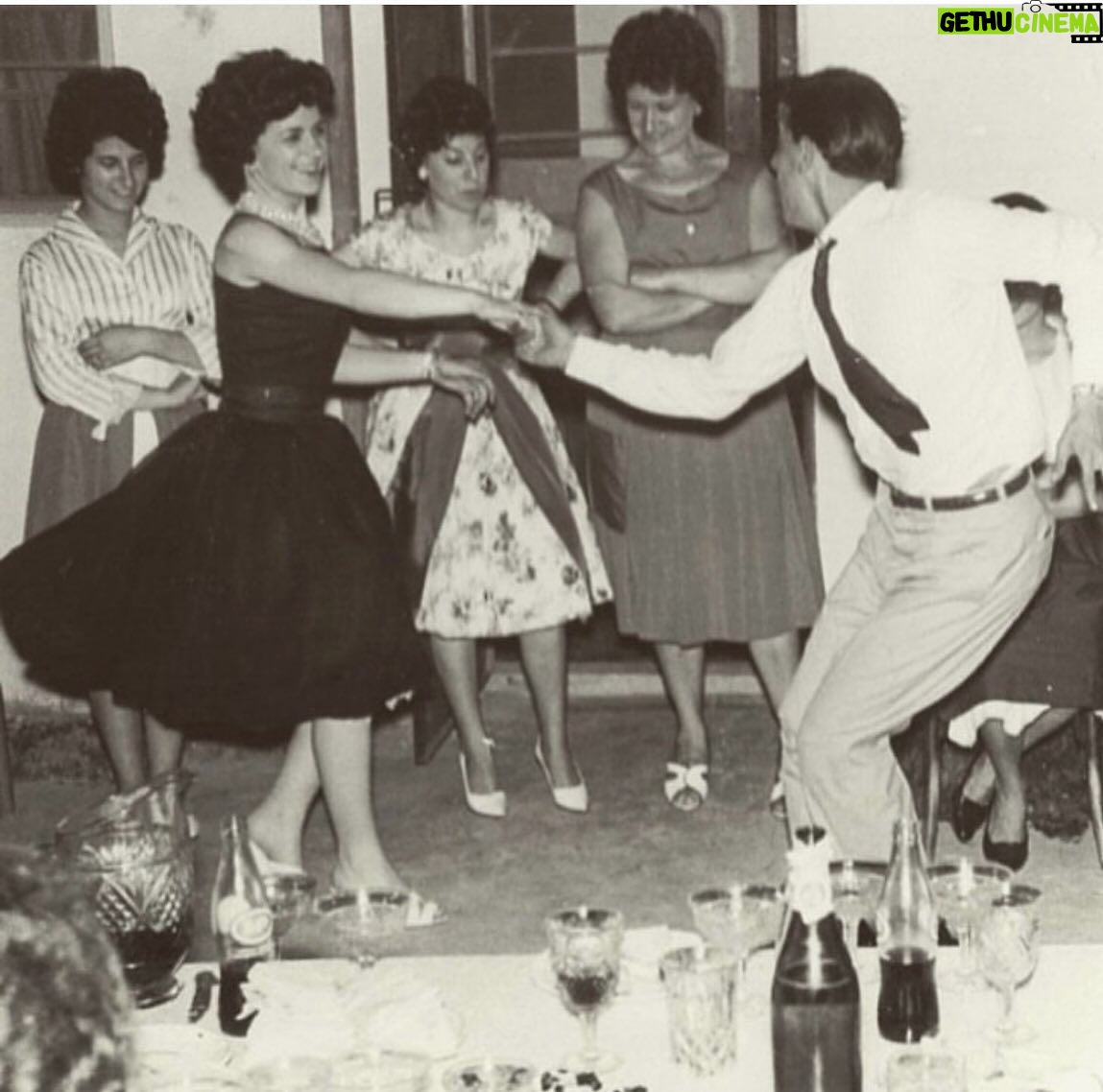 Nancy Dupláa - 52.9K Likes - Ahora si….bailá Mamita….

Una vida dedicada al otro..al servicio de los que la están pasando mal..un cuerpo puesto a prueba y cansado de tanto DAR

Las veces que te habrán dicho GRACIAS Mamita…faaaa! Que afortunada fuiste y que afortunados aquellos que cayeron a los cuidados de tus manos piadosas….

Ahora…a bailar….que bien que lo hiciste siempre …un ritmo delicado y sobre todo disfrutado..

Te debo lo que soy Mamita
Gracias x la fuerza

Te honro para siempre Elsita💔