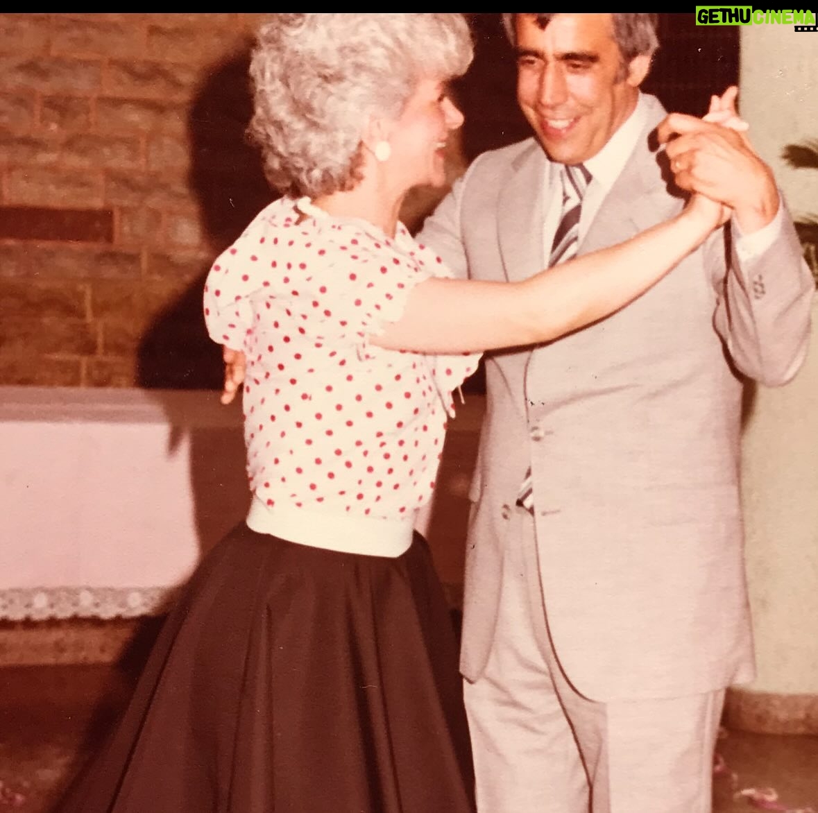 Nancy Dupláa - 52.9K Likes - Ahora si….bailá Mamita….

Una vida dedicada al otro..al servicio de los que la están pasando mal..un cuerpo puesto a prueba y cansado de tanto DAR

Las veces que te habrán dicho GRACIAS Mamita…faaaa! Que afortunada fuiste y que afortunados aquellos que cayeron a los cuidados de tus manos piadosas….

Ahora…a bailar….que bien que lo hiciste siempre …un ritmo delicado y sobre todo disfrutado..

Te debo lo que soy Mamita
Gracias x la fuerza

Te honro para siempre Elsita💔