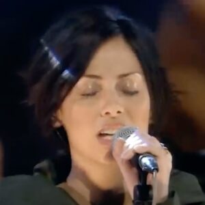 Natalie Imbruglia Instagram - Happy birthday Torn 🤍 The song that changed my life and has taken me around the world. I’m forever grateful and I never get tired of hearing you all sing it! See you at the next show!