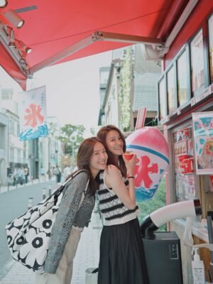 Natalie Tong Instagram - 去旅行最大嘅驚喜就係
捉到個朋友中途嚟陪你幾日
🤭🤭
然後發現
我仲忙咗
又要搵佢想食嘅嘢
又要同佢去行佢想行嘅地方
但對於媽媽嚟講
呢個假期實在太重要啦
😆😆
咁我唯有做好我嘅本分啦

#NT