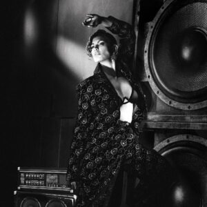 Nawell Madani Instagram - MERCI POUR CE FABULEUX SHOOTING 🙏🏽

@yrismagazine
@franckglenisson 

Merci à mon équipe 
@nabymadani 
@kenzo_hairstylist 
@linda_percheron 
@tupac_madani 

Et mon meilleur @stephanecohenimpresario